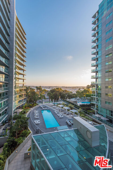 13600 Marina Pointe Drive, Marina del Rey CA: https://media.crmls.org/mediaz/bc8c434f-e1a4-4f4b-a63a-ceff1671d31c.jpg