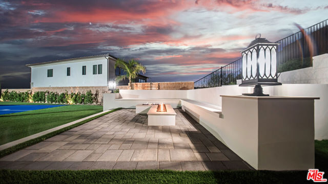 12553 N Ridgeline Road, Porter Ranch CA: https://media.crmls.org/mediaz/bc8c4c37-9275-433e-b402-bb1f571c5c0b.jpg