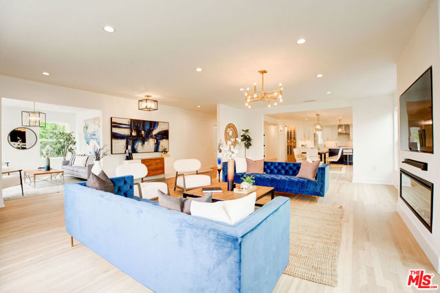 1027 S Lucerne Boulevard, Los Angeles CA: https://media.crmls.org/mediaz/bc8c9005-9413-4f04-8992-85157b0371a7.jpg