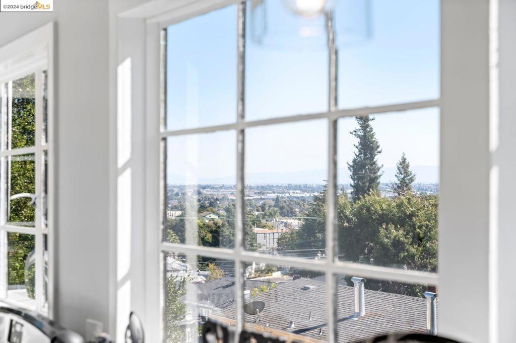https://media.crmls.org/mediaz/bc8c9ace-b541-4905-b145-8091ac293cda.jpg?preset=X-Large