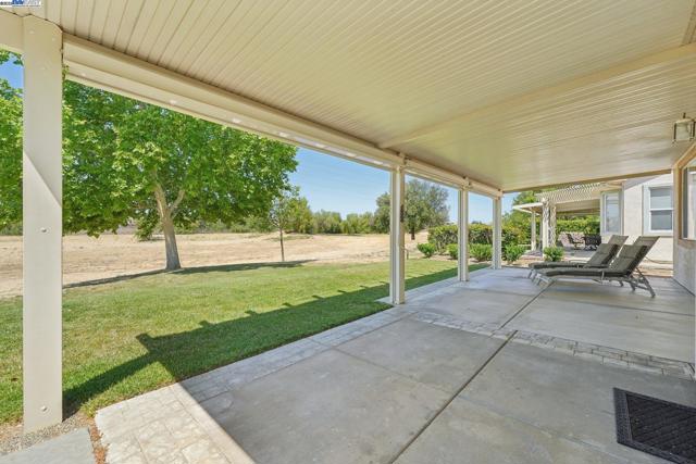 491 Central Park Pl, Brentwood CA: https://media.crmls.org/mediaz/bc8d4e50-cf3a-4867-b3bd-15c830e20967.jpg