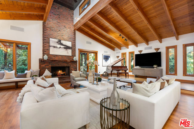 5045 Oakdale Avenue, Woodland Hills CA: https://media.crmls.org/mediaz/bc8e5ff4-3768-4b5c-8791-2b7a3e7a9b0a.jpg