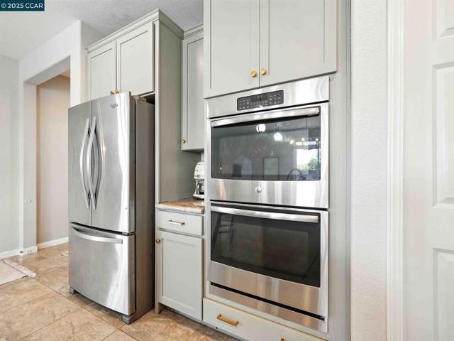 2433 Sanders Ln, Fairfield CA: https://media.crmls.org/mediaz/bc8ed6e5-1fc0-4eda-8475-be6337c52810.jpg