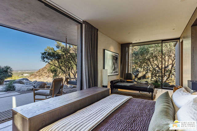 2215 Vista Distancia Court, Palm Springs, CA 92262