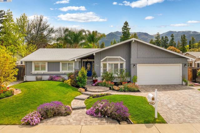 508 E Myrick Court, Clayton CA: https://media.crmls.org/mediaz/bc912d97-1c7d-429b-b4ff-e9d33b440acc.jpg