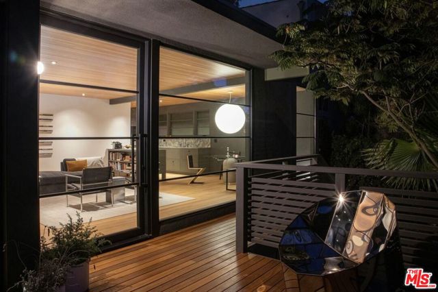 4934 La Roda Avenue, Los Angeles CA: https://media.crmls.org/mediaz/bc91578f-ca00-4fc7-8933-5e380fb4bffd.jpg