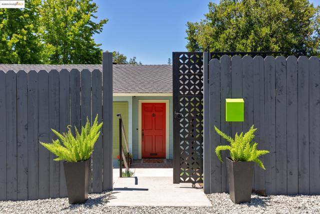 298 Grizzly Peak Blvd, Kensington CA: https://media.crmls.org/mediaz/bc91b85b-7bb2-4751-8038-62dd5db848c2.jpg