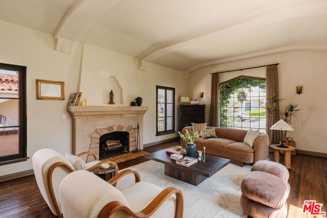 3975 Sutro Avenue, Los Angeles CA: https://media.crmls.org/mediaz/bc9286fb-125c-4cd9-9679-f1b94c92ea3c.jpg