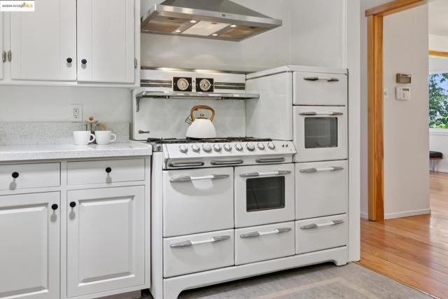 1023 Overlook Rd, Berkeley CA: https://media.crmls.org/mediaz/bc94d514-73a0-4dd7-bdc8-4e20e207a1cc.jpg