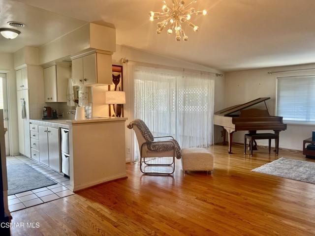 1542 Riverside Drive, Glendale CA: https://media.crmls.org/mediaz/bc95f211-79bd-489e-9bae-c2f07ad4c778.jpg