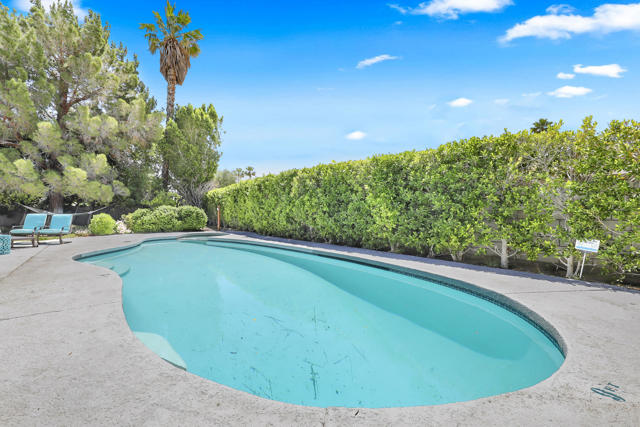 1385 E Via Escuela, Palm Springs CA: https://media.crmls.org/mediaz/bc9816ef-b0ed-40bb-9f65-68d280924a52.jpg