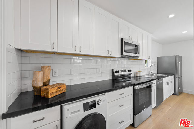 607 S Orange Drive, Los Angeles CA: https://media.crmls.org/mediaz/bc993cfe-fde6-40fa-8059-6b59a3d351d1.jpg