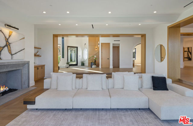 7052 Dume Drive, Malibu CA: https://media.crmls.org/mediaz/bc99b763-004a-40c5-9f24-be3b679dea26.jpg