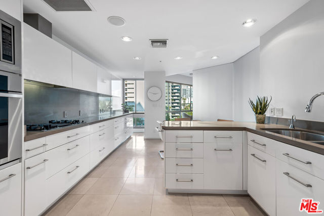 10490 Wilshire Boulevard, Los Angeles CA: https://media.crmls.org/mediaz/bc9a615c-c27b-41c5-bbad-9a4a1b75bff3.jpg