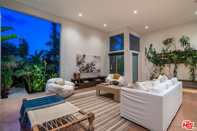 2336 Boone Avenue, Venice CA: https://media.crmls.org/mediaz/bc9a960b-db84-4bf7-a84b-8deddcb2d2d7.jpg