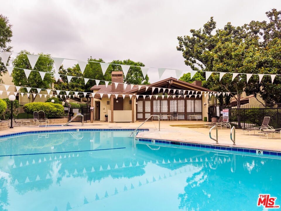 https://media.crmls.org/mediaz/bc9adfcb-d818-4518-a6de-6639c61e9c5e.jpg?preset=X-Large