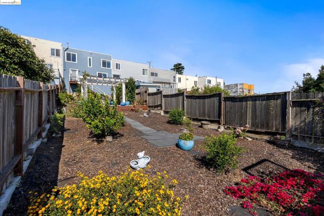 Image 38 of 49 For 271 Montana St