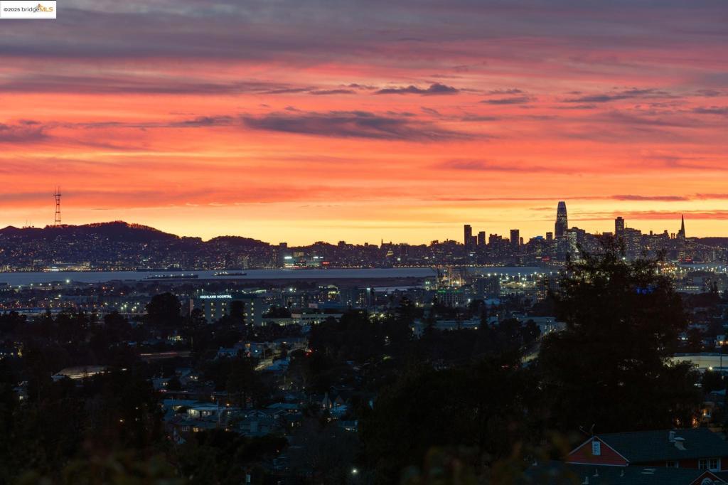 https://media.crmls.org/mediaz/bc9ce60f-1e2a-4a23-8d5e-b95c185d4fd8.jpg?preset=X-Large