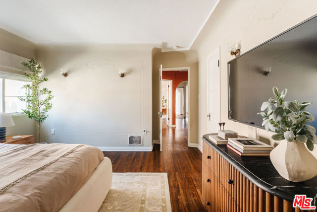 3975 Sutro Avenue, Los Angeles CA: https://media.crmls.org/mediaz/bc9dea30-04a6-4a38-92fb-05aa0bee9f02.jpg