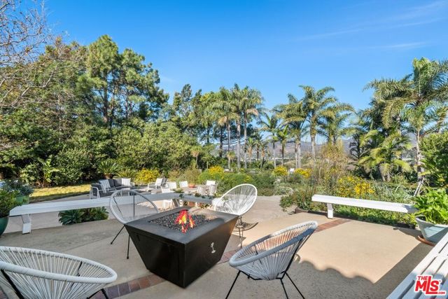29417 Bluewater Road, Malibu CA: https://media.crmls.org/mediaz/bc9dfbd2-4344-4c34-9928-948d1e3736d8.jpg