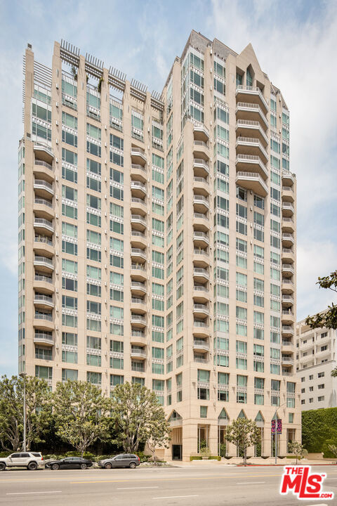 10727 Wilshire Boulevard, Los Angeles CA: https://media.crmls.org/mediaz/bc9e8eca-a816-4e65-a674-6dd69b62fbb9.jpg