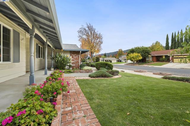 5145 Springdale Ave, Pleasanton CA: https://media.crmls.org/mediaz/bc9ef49d-d561-48d4-9e37-bf7be9ced9fa.jpg