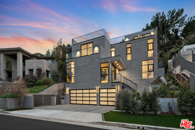 3670 Buena Park Drive, Studio City CA: https://media.crmls.org/mediaz/bc9f4b7b-2157-4771-aa2b-2c0a39e4e8cd.jpg