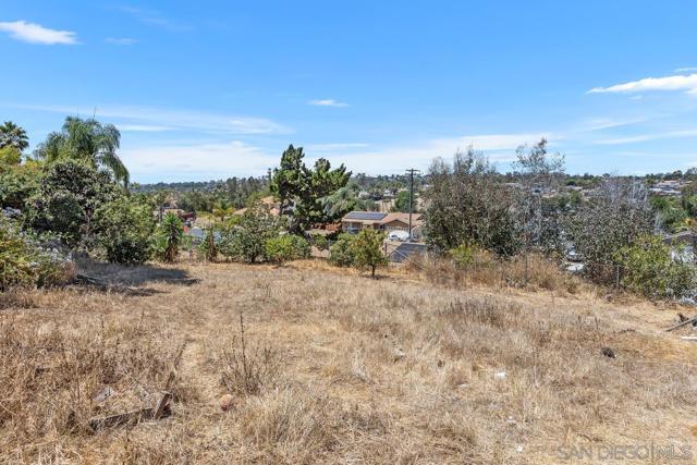 252 Santa Clara Dr, Vista CA: https://media.crmls.org/mediaz/bc9fa415-103e-4a3b-9ebf-f1680300253f.jpg