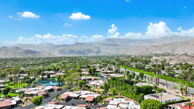 72550 Greenbriar Lane, Palm Desert CA: https://media.crmls.org/mediaz/bca06d78-4421-4562-a48f-a03372702b14.jpg