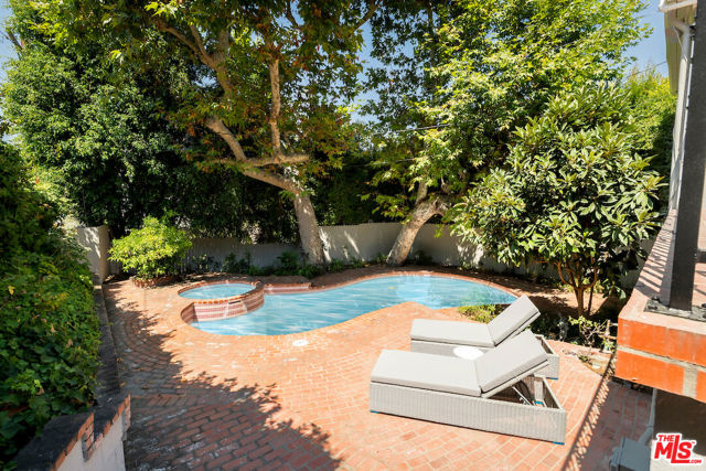 5700 Spring Oak Drive, Los Angeles CA: https://media.crmls.org/mediaz/bca1af5d-0149-4188-b23a-f34d2e40b3af.jpg