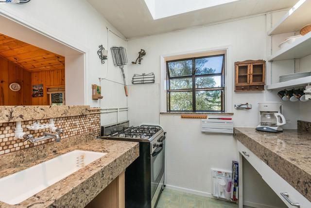 8341 East Side Rd, Trinity Center CA: https://media.crmls.org/mediaz/bca28284-e28a-4f5a-b8e3-c072de396f54.jpg