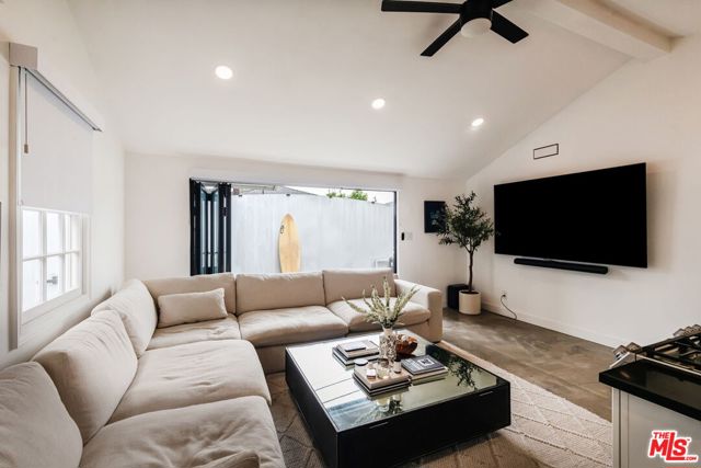 3011 Clune Avenue, Venice CA: https://media.crmls.org/mediaz/bca2b3f1-3df3-4dc2-bfab-0001f9e95a99.jpg