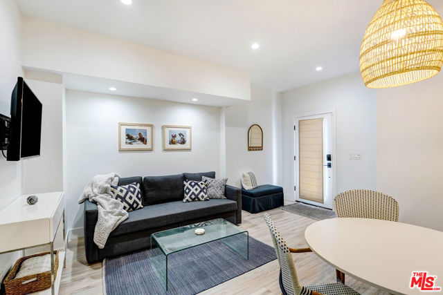 2506 Zorada Drive, Los Angeles CA: https://media.crmls.org/mediaz/bca31681-8f37-4187-96c9-dfdc6a028ff2.jpg