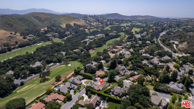 5449 S Rim Street, Thousand Oaks CA: https://media.crmls.org/mediaz/bca320f8-f0ae-4630-b0ef-c80657d3c673.jpg