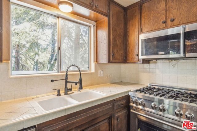 286 S Fairway Drive, Lake Arrowhead CA: https://media.crmls.org/mediaz/bca46cc2-22b9-45b9-b3ec-ba28d43ad31a.jpg
