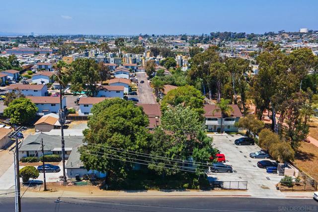 2414 1/2 Grove Ave, San Diego CA: https://media.crmls.org/mediaz/bca4f099-f2e0-4c51-8eaf-209b2bdcef53.jpg
