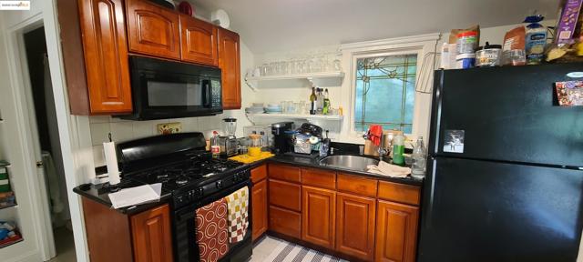 2825 Market St, Oakland CA: https://media.crmls.org/mediaz/bca52b63-3f6b-4df4-a6cf-2ad6e0b9e607.jpg