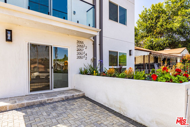2055 S Garth Avenue, Los Angeles CA: https://media.crmls.org/mediaz/bca61e87-2261-47eb-94fa-1a63955bffec.jpg