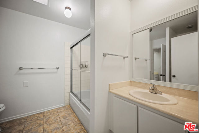 15207 Magnolia Boulevard, 116 photo 15