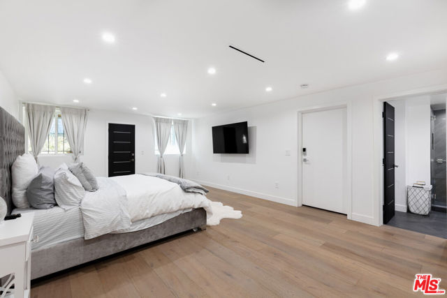 18721 Hatteras Street, Tarzana CA: https://media.crmls.org/mediaz/bca756d1-5560-474c-a73a-4fbd943c1155.jpg
