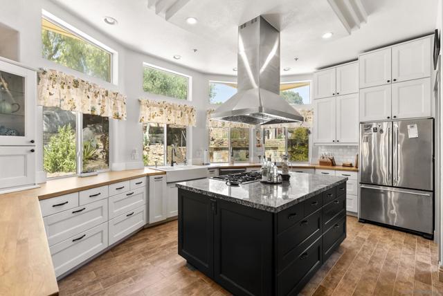 10505 Valle Vista Rd, Lakeside CA: https://media.crmls.org/mediaz/bca76174-25c1-4fee-aadb-ece7d028d245.jpg