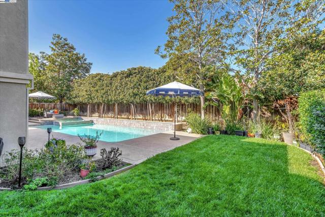1517 Rampart Way, Brentwood CA: https://media.crmls.org/mediaz/bca77b13-992a-43f8-b060-029b9726e42a.jpg