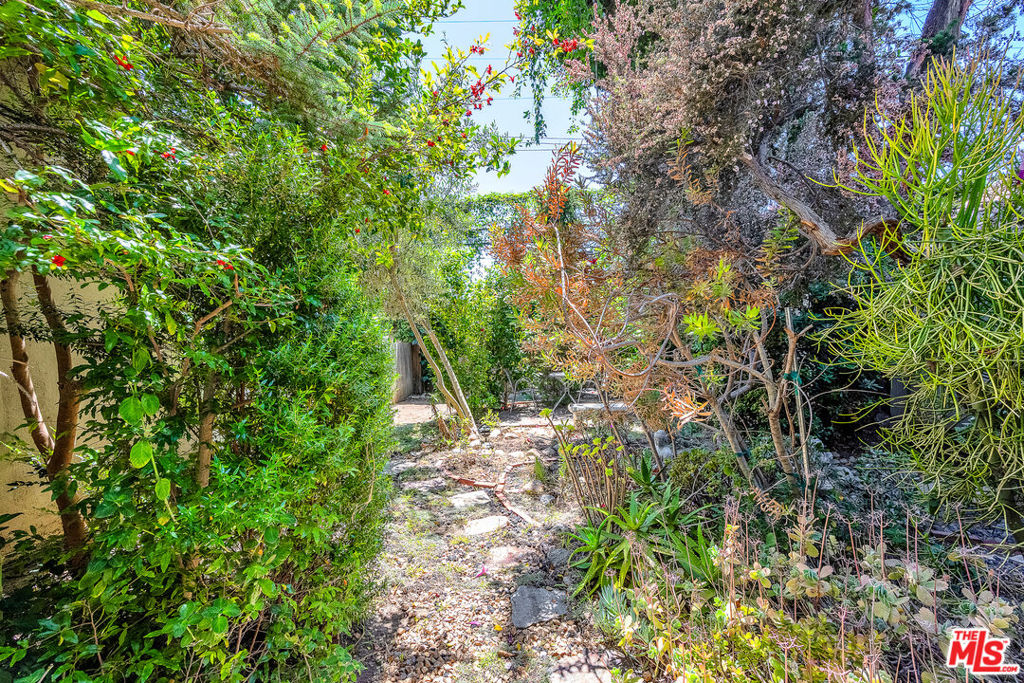https://media.crmls.org/mediaz/bca793b6-937a-49da-bb3d-d71d131f05a5.jpg?preset=X-Large
