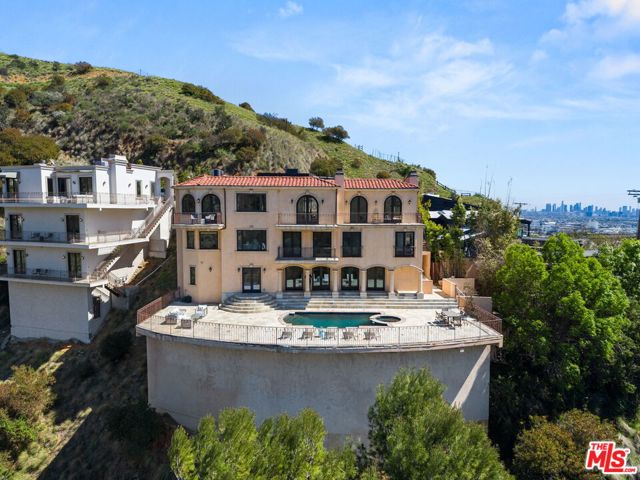 8027 Floral Avenue, Los Angeles, California 90046, 5 Bedrooms Bedrooms, ,7 BathroomsBathrooms,Single Family Residence,For Sale,Floral,25512721