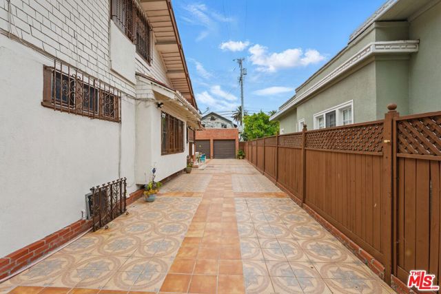 128 N St Andrews Place, Los Angeles CA: https://media.crmls.org/mediaz/bca8329f-92c0-4ef5-a721-77c901f88748.jpg