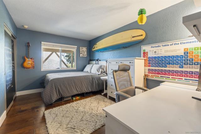 17924 Saint Andrews Dr, Poway CA: https://media.crmls.org/mediaz/bca8727c-4361-4bdf-9542-b15b4919a12b.jpg
