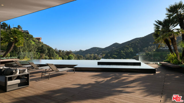 2341 Gloaming Way, Beverly Hills CA: https://media.crmls.org/mediaz/bca966e4-5c38-4c24-b4f5-91c01d2cc7b5.jpg