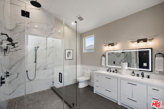 18057 Valley Vista Boulevard, Encino CA: https://media.crmls.org/mediaz/bca9f2df-f796-4a1c-a367-c09ddb9e370d.jpg