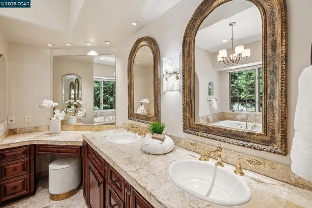 3711 Northgate Woods Court, Walnut Creek CA: https://media.crmls.org/mediaz/bcaa24a1-8278-4557-888d-3a8ed0bcef20.jpg