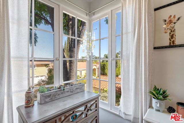 11316 Sunshine Terrace, Studio City CA: https://media.crmls.org/mediaz/bcab1218-d2e1-4c2c-a07a-0a3f5b0b3327.jpg